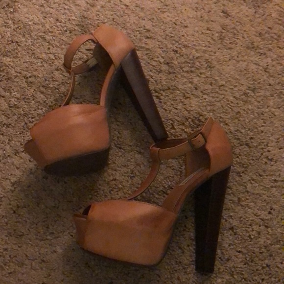 Size 7 light brown Steve Madden Heels - Picture 2 of 2